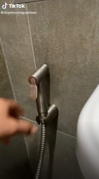Phát hiện ngỡ ngàng về cách để chiếc vòi xịt bồn cầu, chúng ta toàn làm sai-2
