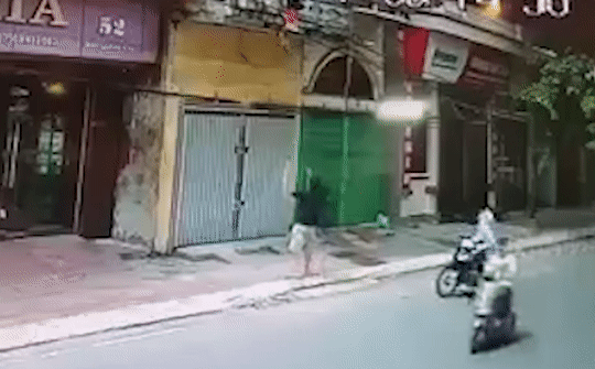 Vợ người thợ xây đỡ bé gái rơi từ tầng 2: Anh ấy bảo không cứu thì ân hận-1