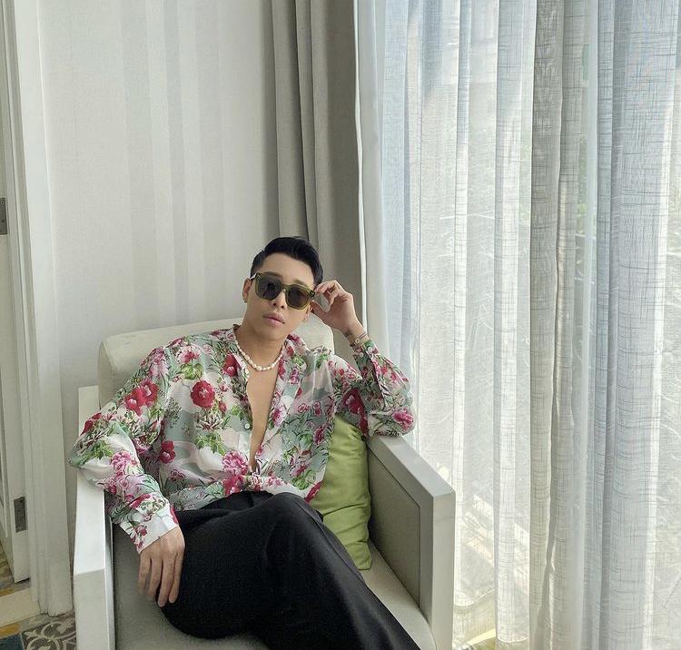 Stylist Hoàng Ku nghiện mặc đồ hở hang, nữ tính khoe body-6