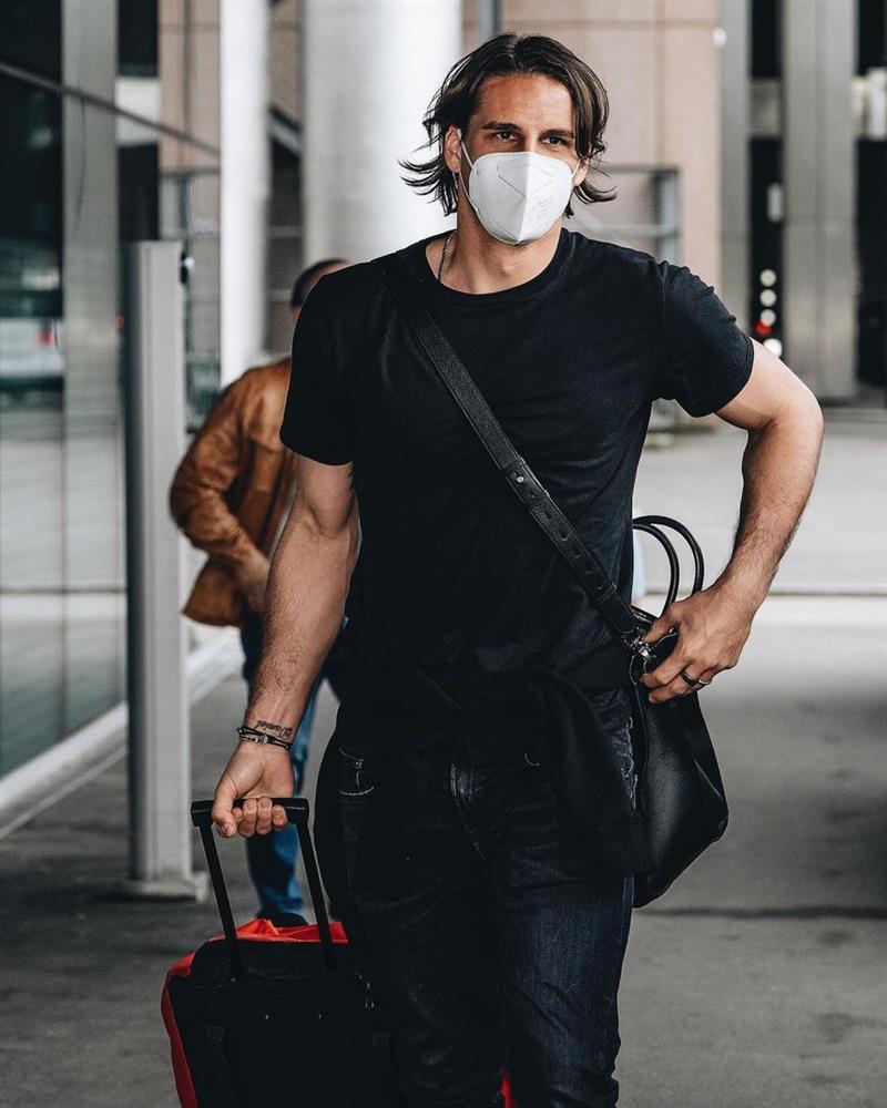 Thủ môn tuyển Thụy Sĩ ngoài đời ăn mặc cá tính-2