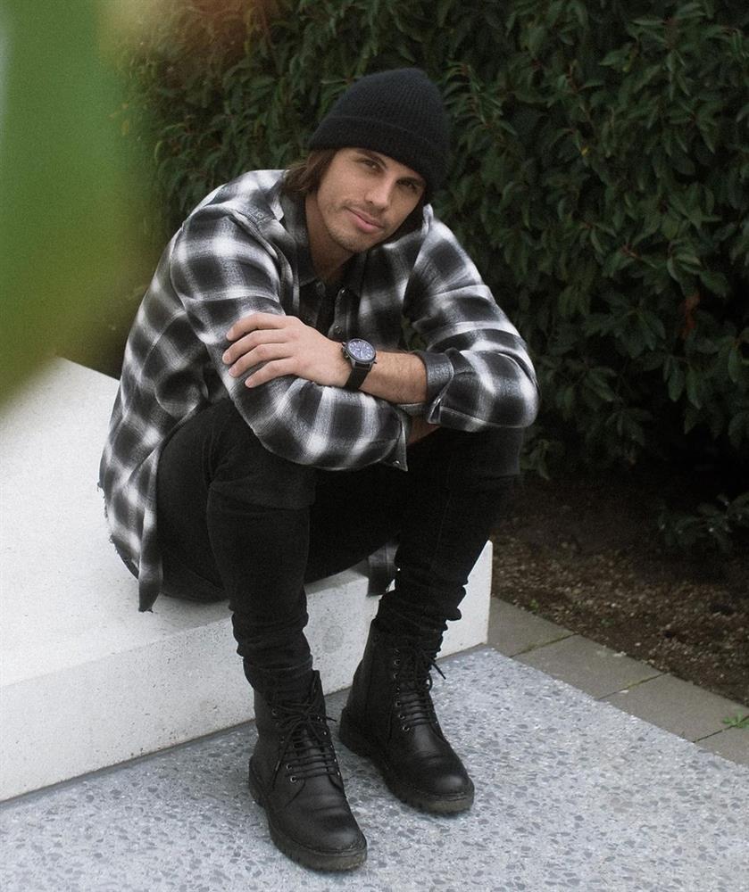 Thủ môn tuyển Thụy Sĩ ngoài đời ăn mặc cá tính-5