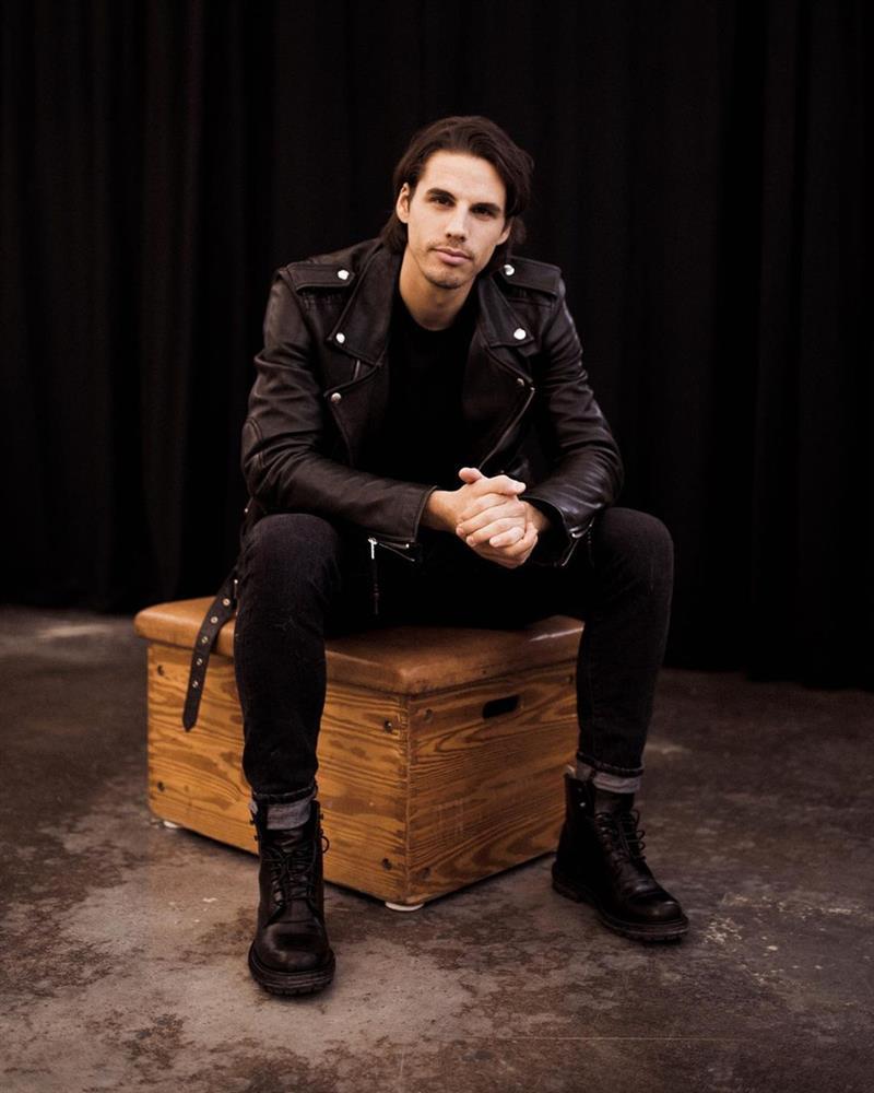 Thủ môn tuyển Thụy Sĩ ngoài đời ăn mặc cá tính-6