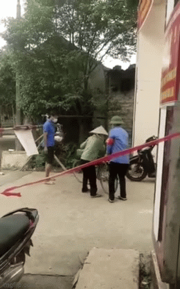 Dắt xe đạp cố tình thông chốt, người phụ nữ đòi liều chết với lực lượng chức năng-1