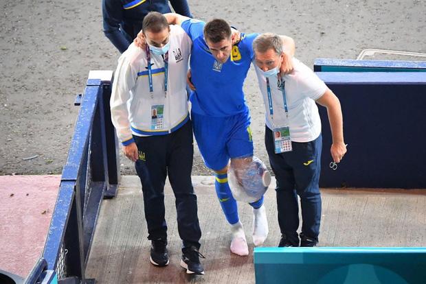 Tình hình sức khỏe của cầu thủ bị đốn gãy chân khi thi đấu EURO-2