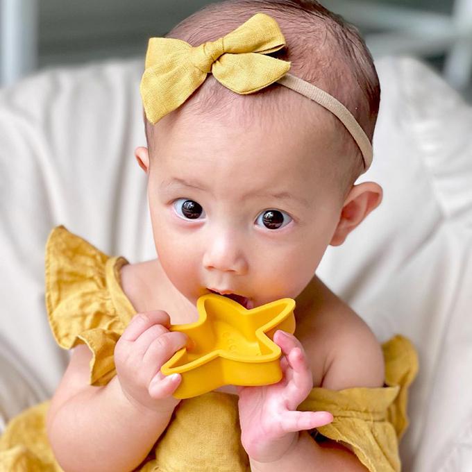 Hồ Ngọc Hà tiết lộ con gái bé bỏng thùy mị, nết na, rất ít khi khóc, trái ngược với cậu em Leon tếu táo, khóc to. Em đang ở giai đoạn tập ngồi, bò và đang bám thành tường để đi. Cô bé được mẹ đánh giá thích quan sát xung quanh, rất tập trung khi bố mẹ dạy mặt chữ, các loài vật... Hồ Ngọc Hà cũng thích làm điệu cho "công chúa" nhỏ và hy vọng khi con lớn sẽ trở thành một bạn tập yoga cùng mẹ.