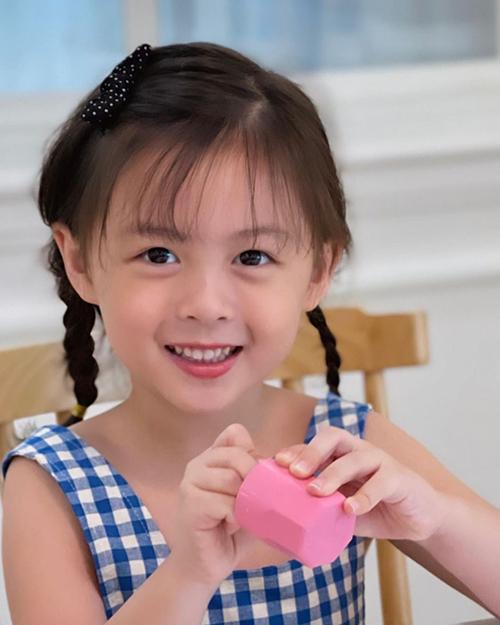Con gái diễn viên Kiên Hoàng - bé Cam lên 5 tuổi và có khuôn mặt ưa nhìn, đôi mắt to. Em sinh ra trong gia đình có bố mẹ đều là hotface nên từ nhỏ đã được chú ý.