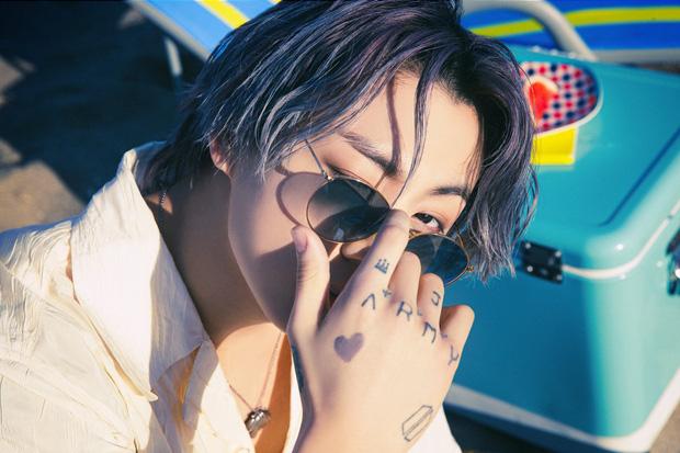 Xem teaser mới của BTS mà muốn lao ngay ra biển, Jungkook tóc tím mlem-3