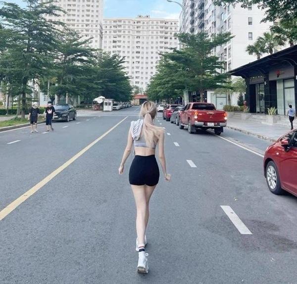 Loạt mỹ nhân Việt lộ vóc dáng thật qua ảnh hậu trường-2