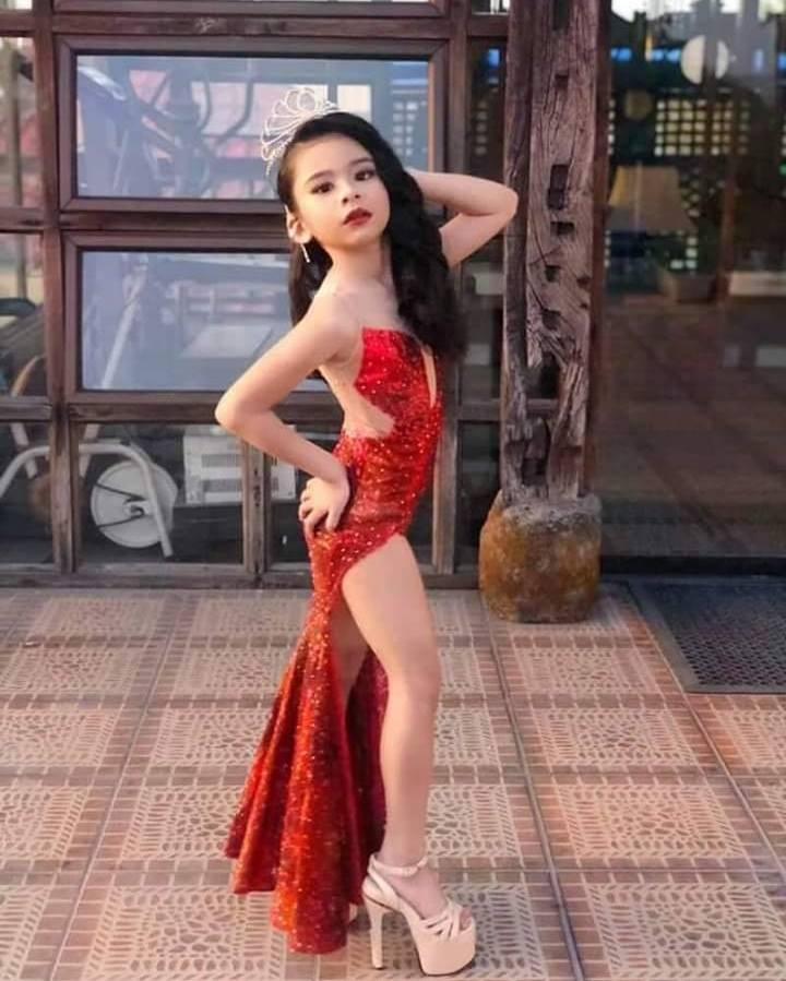 Hết hồn cảnh Hoa hậu Hoàn vũ đua xe đạp, nướng gà, rút tiền ATM-13