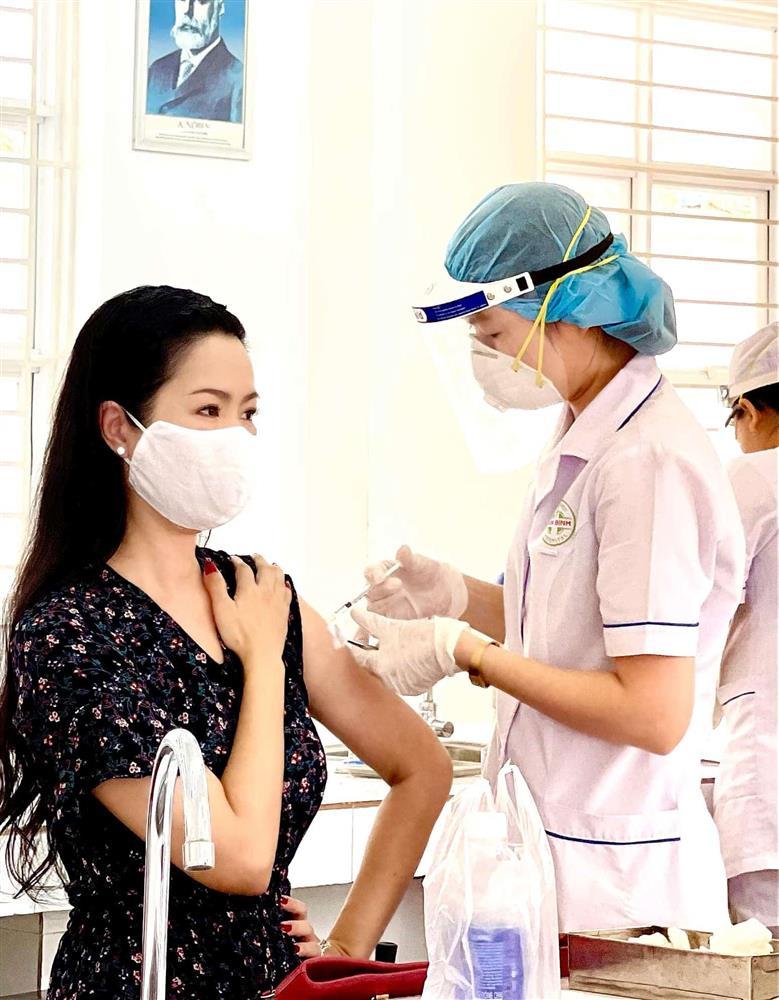 Giờ thì đến nam giới đi tiêm vaccine cũng khoe thân phản cảm!-7