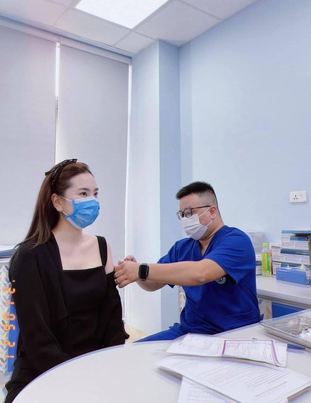 Giờ thì đến nam giới đi tiêm vaccine cũng khoe thân phản cảm!-10