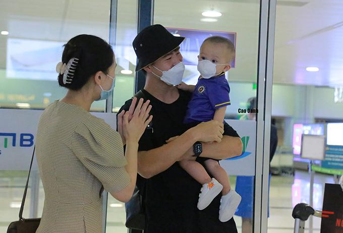 Duy Mạnh tặng vợ con túi to, túi nhỏ đồ hiệu-1