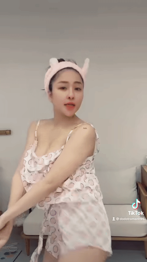 Trâm Anh thả rông ngực khoe view phòng nhìn ra Landmark 81-4