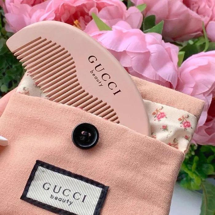 Túi xách, giày dép đến... lược Gucci cũng bị làm nhái bán vài chục nghìn-2