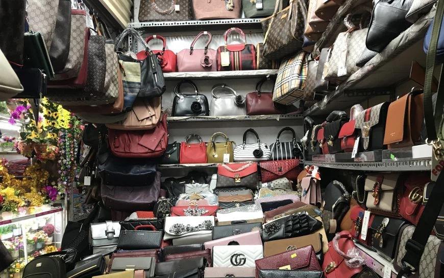 Túi xách, giày dép đến... lược Gucci cũng bị làm nhái bán vài chục nghìn-1