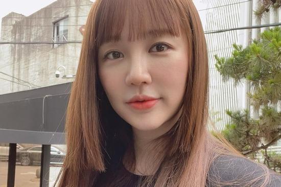 'Thái tử phi' Yoon Eun Hye hack tuổi với mái ngố