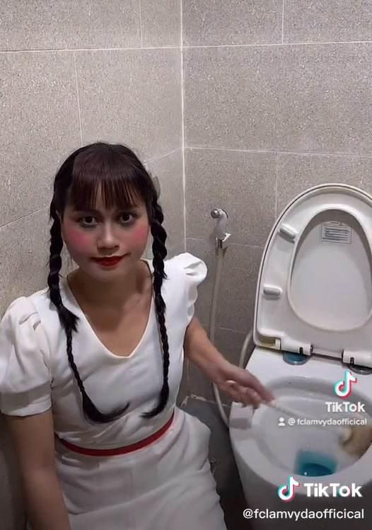 Bị chê ở nhà mặc lồng lộn, Lâm Vỹ Dạ hóa Annabelle, Valak... đi chùi toilet!-4