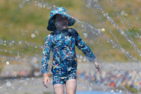 Nắng nóng kỷ lục ở Bắc Mỹ: Nhà cửa cong vẹo, đường xá nứt toác-10