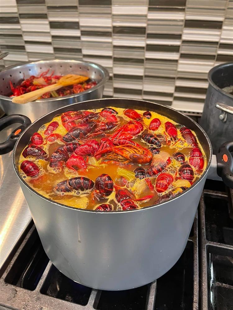 Tiệc cưới lạ đời của Thu Hoài: Cô dâu hì hục làm bếp, chạy bàn, rửa bát-4