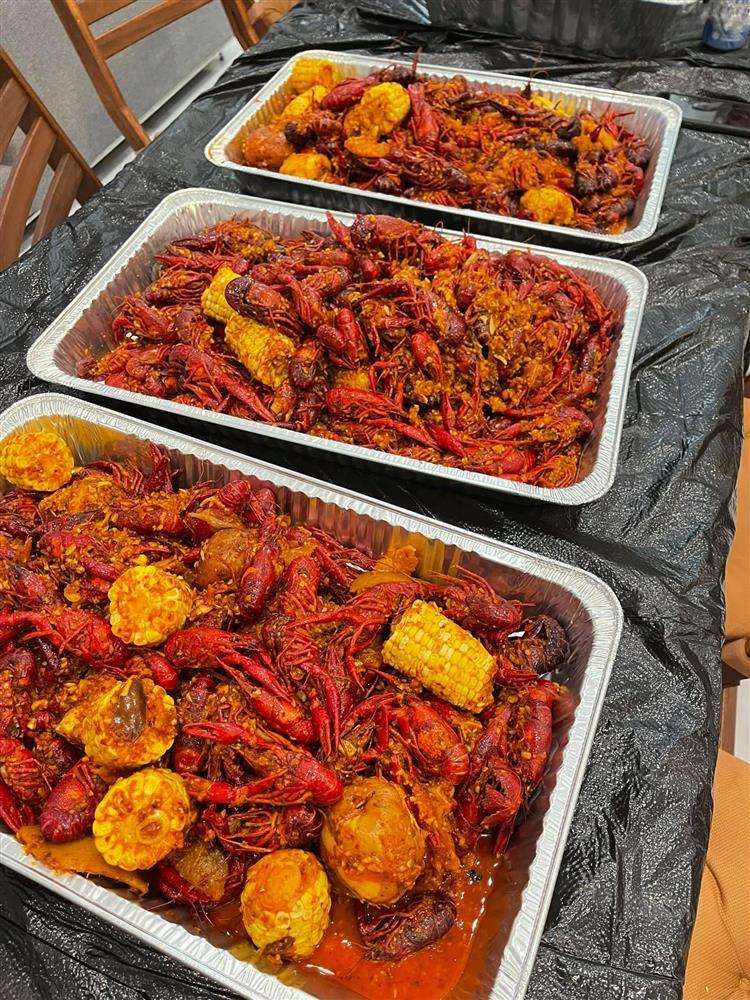 Tiệc cưới lạ đời của Thu Hoài: Cô dâu hì hục làm bếp, chạy bàn, rửa bát-3