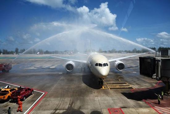 Phuket dùng vòi rồng chào đón khách nước ngoài quay lại