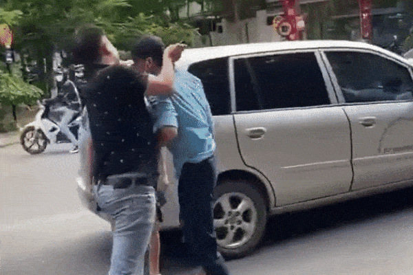 Hà Nội: Xác minh người đàn ông dùng dao đe dọa phụ xe buýt-2
