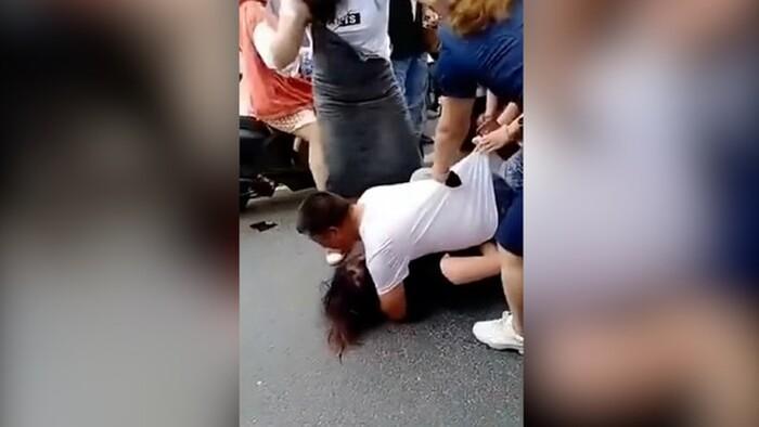 Clip: Chính thất xé nát quần áo tiểu tam, chồng lạy lục vợ tha cho bồ-1