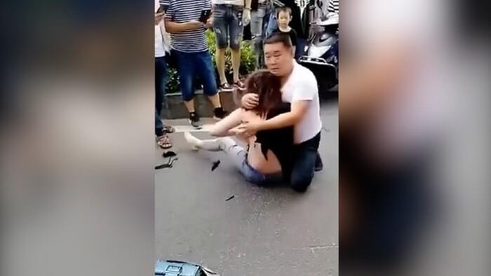 Clip: Chính thất xé nát quần áo tiểu tam, chồng lạy lục vợ tha cho bồ-2