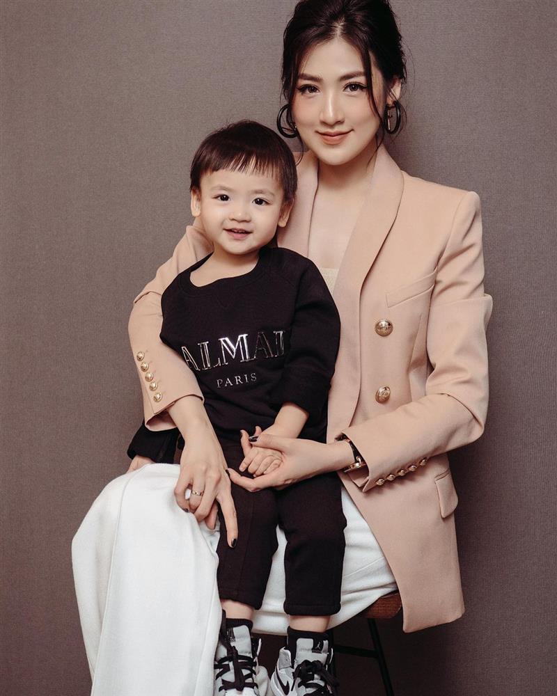 Quý tử Á hậu Tú Anh đẳng cấp hotboy dù bị dìm tới bến-9