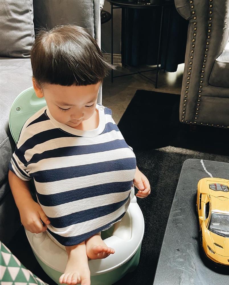 Quý tử Á hậu Tú Anh đẳng cấp hotboy dù bị dìm tới bến-2