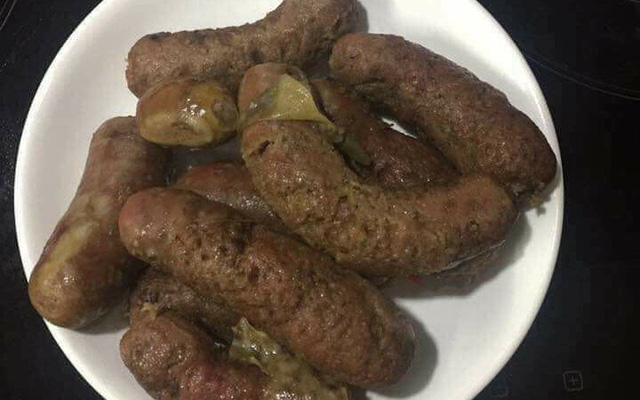 Vợ làm xúc xích, chồng thất kinh tưởng mẹ cho con ăn chất thải-5