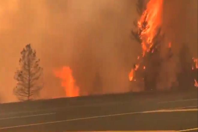 Nguyên 1 thị trấn ở Canada bốc cháy dữ dội vì nắng nóng kinh hoàng-1