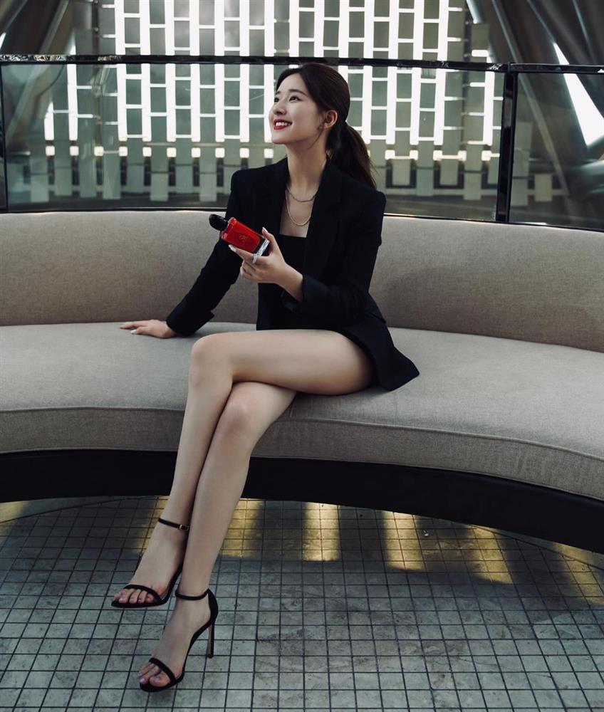 Đôi chân cực phẩm vạn người thèm muốn của Triệu Lộ Tư-1