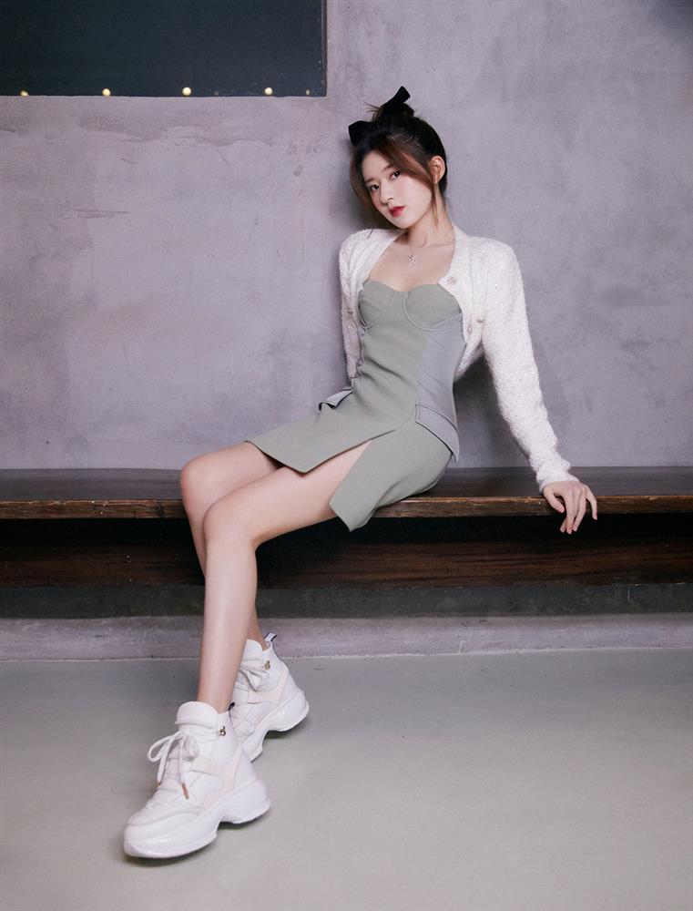 Đôi chân cực phẩm vạn người thèm muốn của Triệu Lộ Tư-2