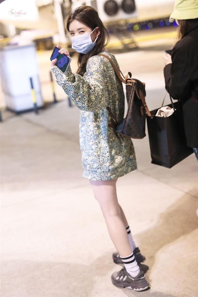 Đôi chân cực phẩm vạn người thèm muốn của Triệu Lộ Tư-6