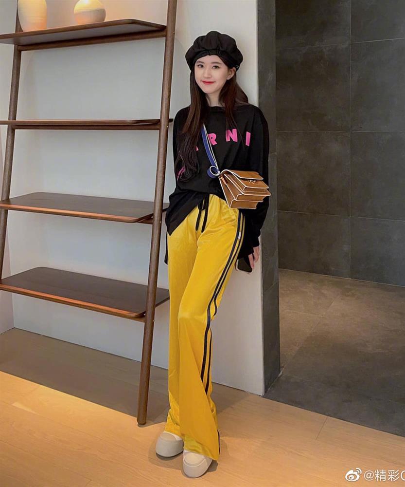 Đôi chân cực phẩm vạn người thèm muốn của Triệu Lộ Tư-7