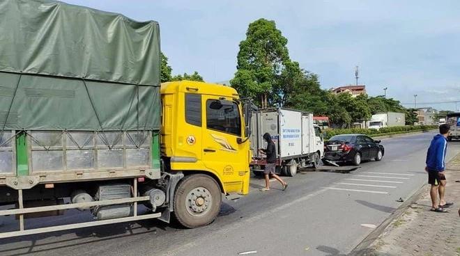 NÓNG: 9 ô tô tải, xe con đâm liên hoàn trên quốc lộ-1