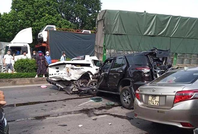 NÓNG: 9 ô tô tải, xe con đâm liên hoàn trên quốc lộ-2