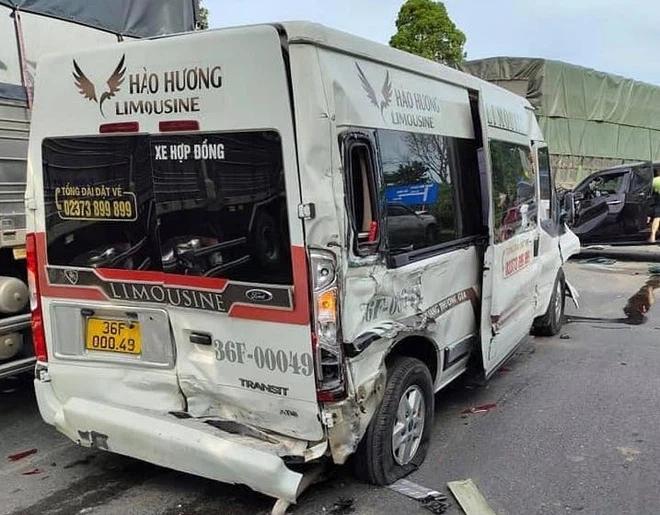 NÓNG: 9 ô tô tải, xe con đâm liên hoàn trên quốc lộ-3