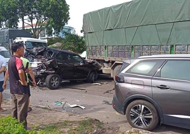 NÓNG: 9 ô tô tải, xe con đâm liên hoàn trên quốc lộ-5