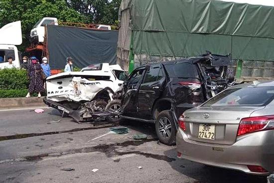 NÓNG: 9 ô tô tải, xe con đâm liên hoàn trên quốc lộ