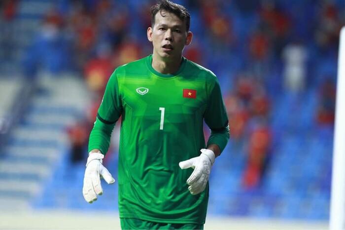 Tấn Trường khoe ảnh giường chiếu với bà xã sau bao ngày xa cách-1