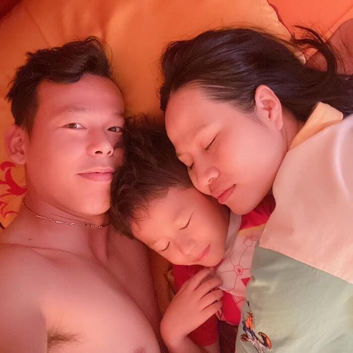 Tấn Trường khoe ảnh giường chiếu với bà xã sau bao ngày xa cách-2