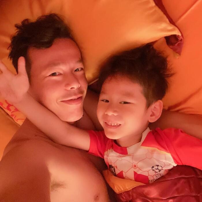 Tấn Trường khoe ảnh giường chiếu với bà xã sau bao ngày xa cách-3