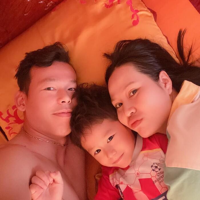 Tấn Trường khoe ảnh giường chiếu với bà xã sau bao ngày xa cách-4