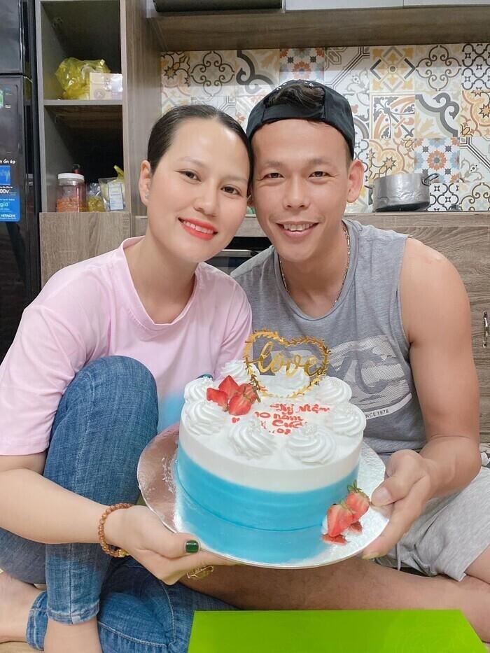 Tấn Trường khoe ảnh giường chiếu với bà xã sau bao ngày xa cách-6