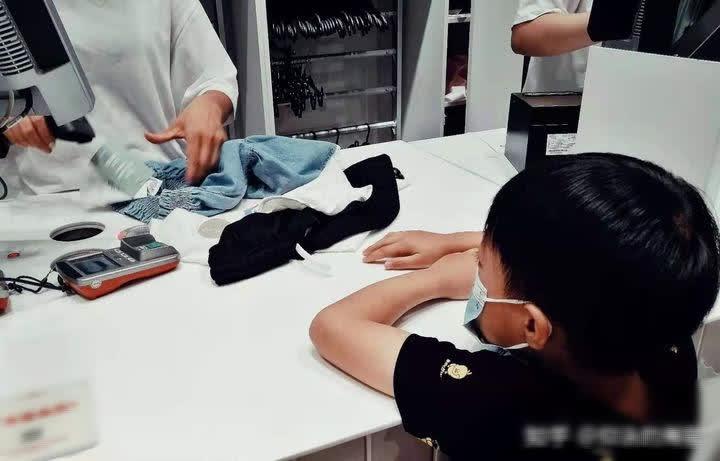 Bé trai xin bố mẹ mặc váy đi học, hành xử của giáo viên khiến nhiều người bức xúc-1