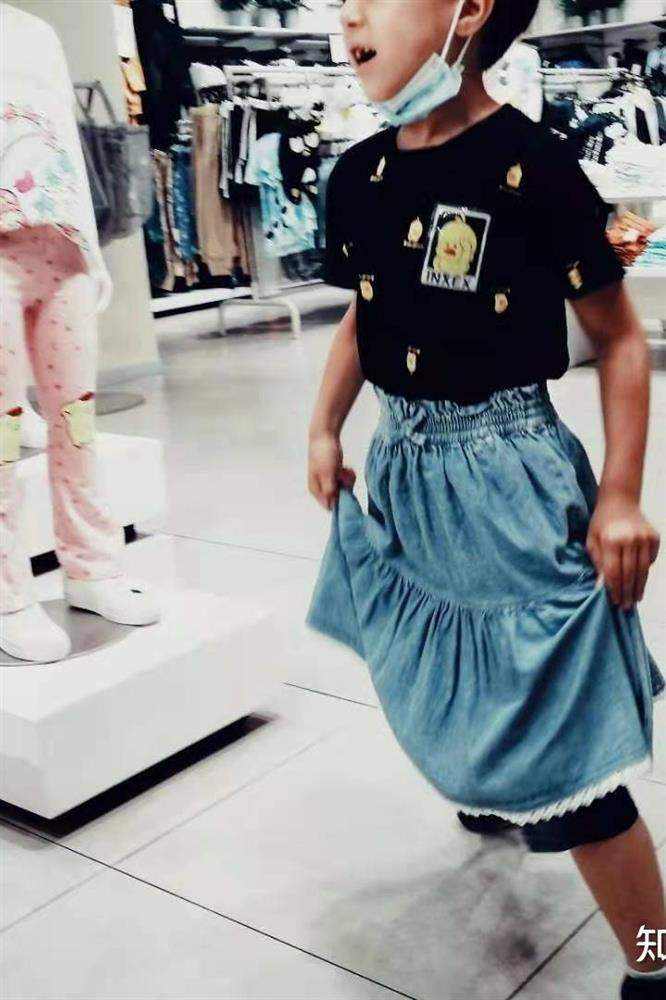 Bé trai xin bố mẹ mặc váy đi học, hành xử của giáo viên khiến nhiều người bức xúc-2