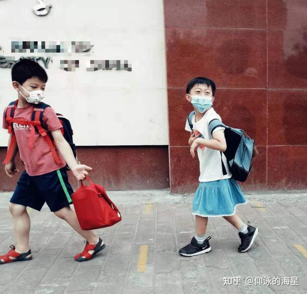 Bé trai xin bố mẹ mặc váy đi học, hành xử của giáo viên khiến nhiều người bức xúc-3