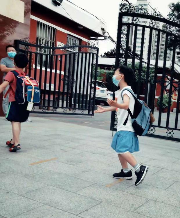 Bé trai xin bố mẹ mặc váy đi học, hành xử của giáo viên khiến nhiều người bức xúc-4